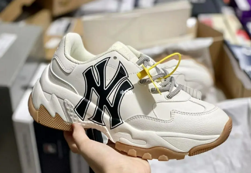 标準光源箱在老爹鞋顔(yán)色品控中的應(yīng)用