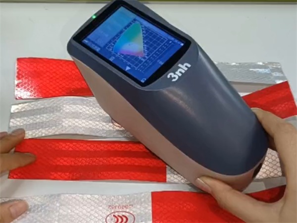 案例：道路交通反光膜的測量&mdash;&mdash;YS4560分光測色儀